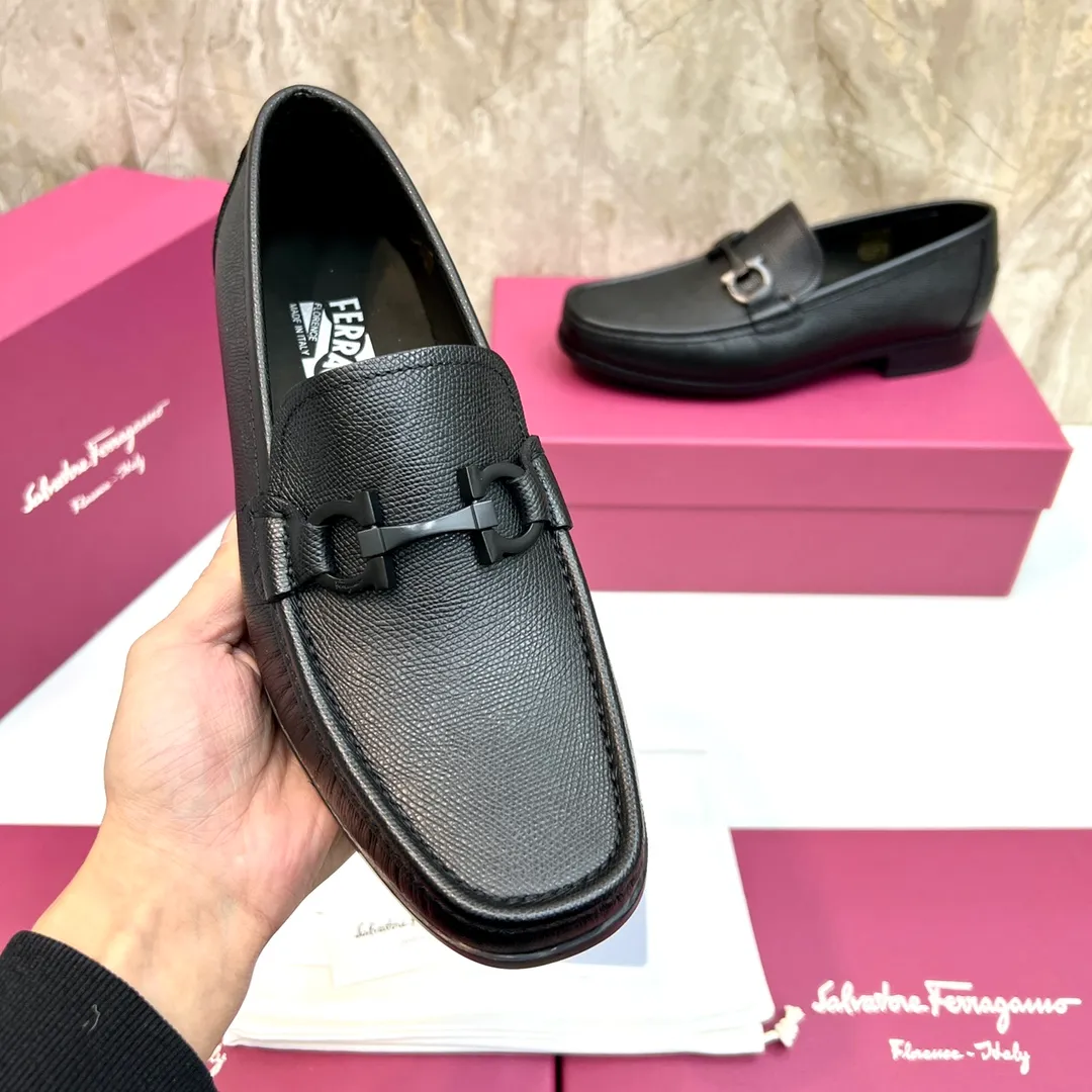 Original quality P780 Brand: Ferragamo Standard size: Men's size 39–44 (38.45 can be customized) Grade: Same style as the official website High-quality men's shoes Material: Customized first-layer calfskin with water-dyed cowhide lining Cowhide tiptoe Original non-slip and wear-resistant rubber outsole Style category: Men's formal business leather shoes are young and fashionable European and American trends British style Casual matching and comfortable feet Color: actual picture